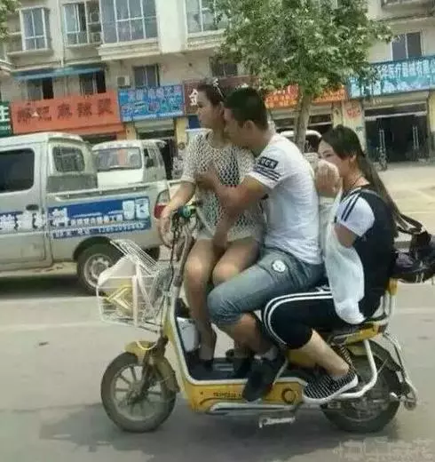 讓人暢快的內涵圖片: 妹子,你看的是什麼小電影?: 被最後一張圖電到了!