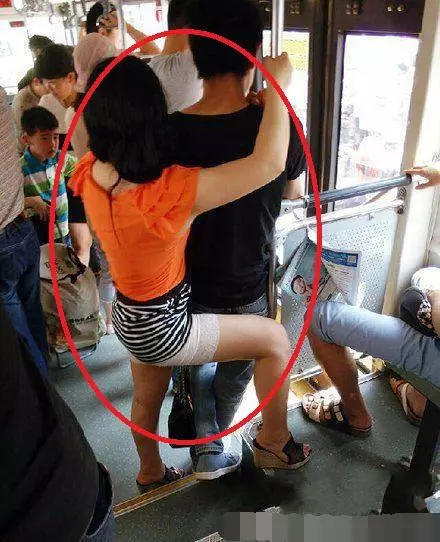 讓人暢快的內涵圖片: 妹子,你看的是什麼小電影?: 被最後一張圖電到了!