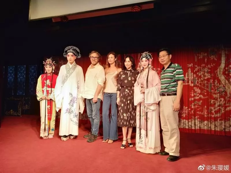 梁朝偉被拍到和劉嘉玲劇院看戲「扮相超年輕」 親切簽名留影「相戀30年超有夫妻相」!