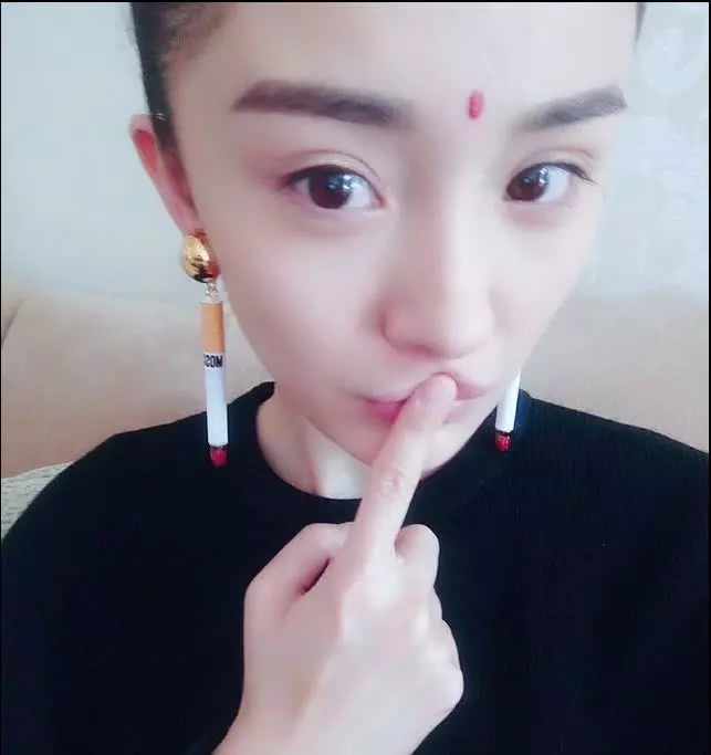 女星的奇葩耳墜:楊冪的像香菸,佟麗婭戴一幢房子,王菲的看著都痛!
