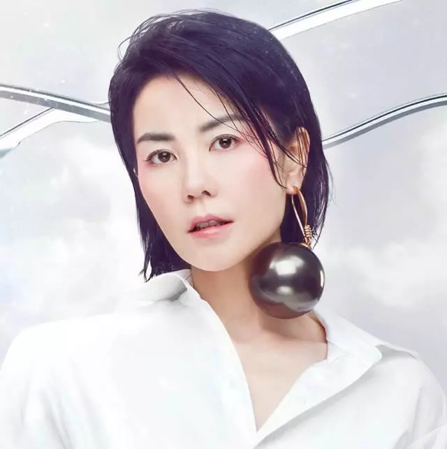 女星的奇葩耳墜:楊冪的像香菸,佟麗婭戴一幢房子,王菲的看著都痛!