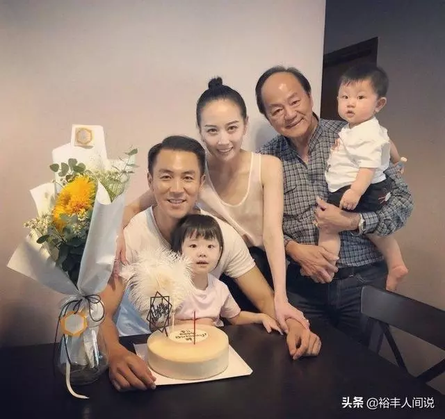 73歲狄龍全家近照曝光,兒子十分帥氣且爭氣,孫子孫女好可愛