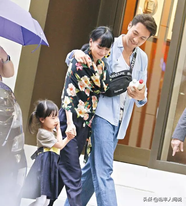 73歲狄龍全家近照曝光,兒子十分帥氣且爭氣,孫子孫女好可愛