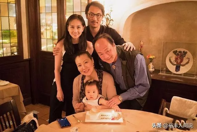 73歲狄龍全家近照曝光,兒子十分帥氣且爭氣,孫子孫女好可愛