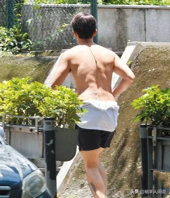 73歲狄龍全家近照曝光,兒子十分帥氣且爭氣,孫子孫女好可愛