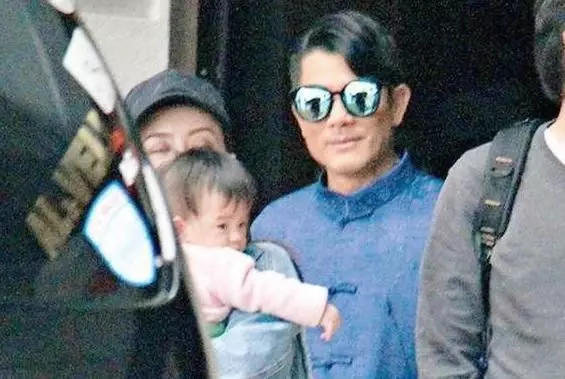 郭富城帶女兒外出被拍,方媛一個姿勢讓網友徹底看清她的為人!