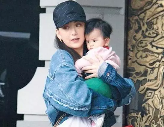 郭富城帶女兒外出被拍,方媛一個姿勢讓網友徹底看清她的為人!