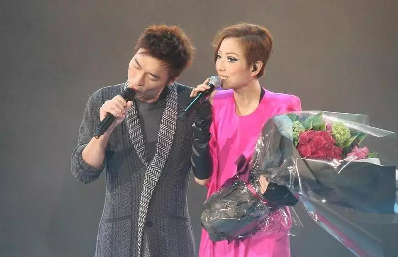 唱到崩潰!鄭秀文開演唱會「11場都落淚」 勇吐「挺過憂鬱、婚變心聲」網讚:最堅強女人!