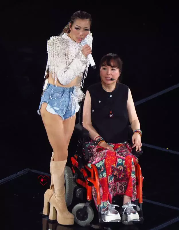 唱到崩潰!鄭秀文開演唱會「11場都落淚」 勇吐「挺過憂鬱、婚變心聲」網讚:最堅強女人!