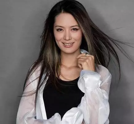 第一美女昔風光嫁人「丈夫婚內出軌」遭無情拋棄 毅然帶女兒「隱居山林種地」今44歲身家逾10億 !