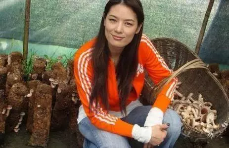 第一美女昔風光嫁人「丈夫婚內出軌」遭無情拋棄 毅然帶女兒「隱居山林種地」今44歲身家逾10億 !