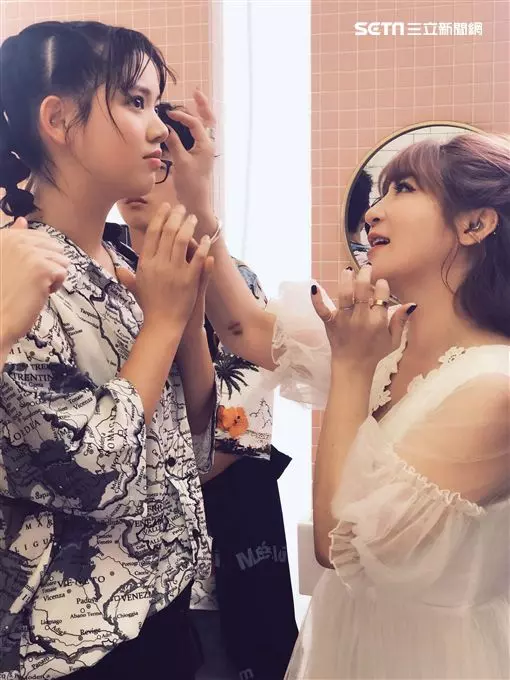 王彩樺16歲女兒曝光!超高顏值「首露臉MV」被喻最正星二代 深邃大眼盼當母接班人!