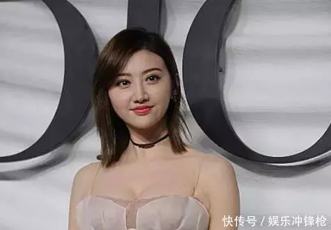 趙麗穎老了,景甜老了,劉亦菲老了,只有她30歲卻像18歲