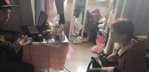 女大學生宿舍內直播,內容簡直「不堪入目」,直言這樣來錢快!