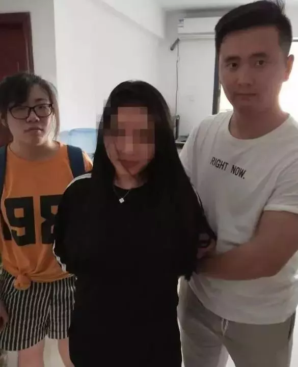 女大學生宿舍內直播,內容簡直「不堪入目」,直言這樣來錢快!