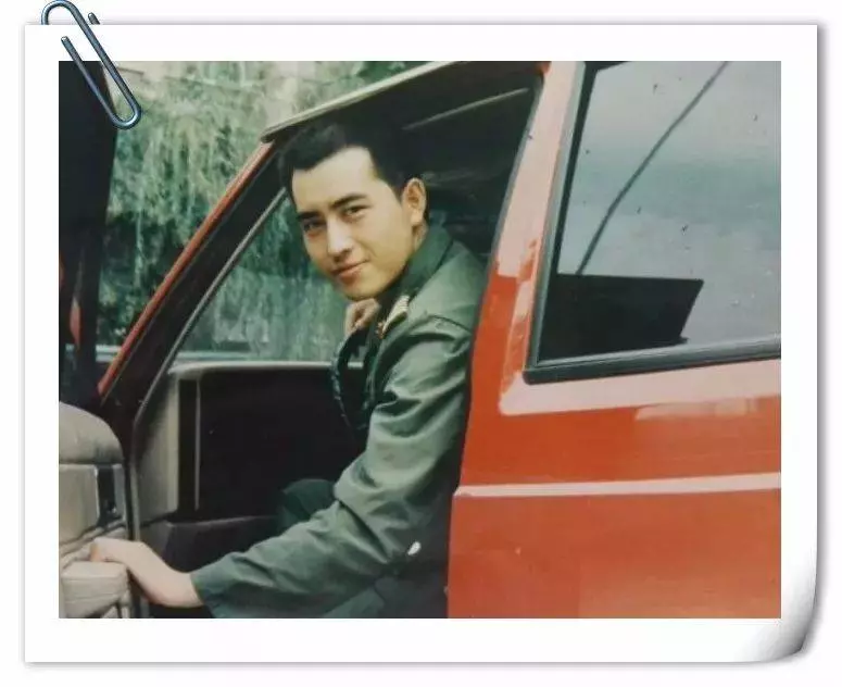 他瘋狂迷戀韓國偶像和網紅,沒想到一打開「爸媽年輕時」的照片,才發現直接屌打他們啊!!!