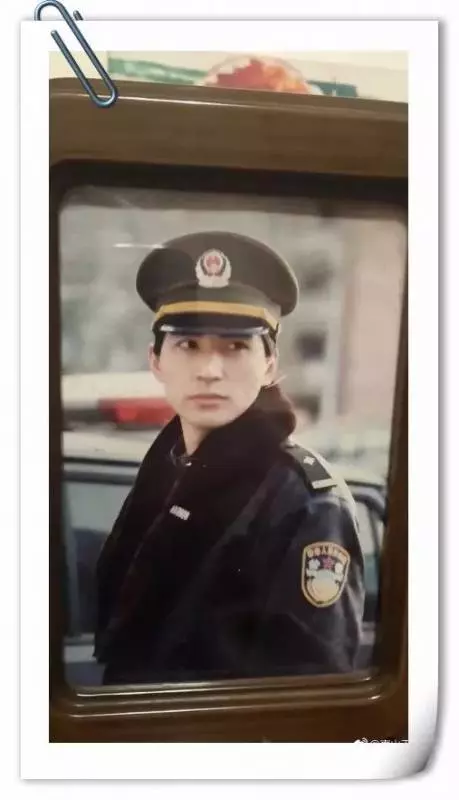 他瘋狂迷戀韓國偶像和網紅,沒想到一打開「爸媽年輕時」的照片,才發現直接屌打他們啊!!!