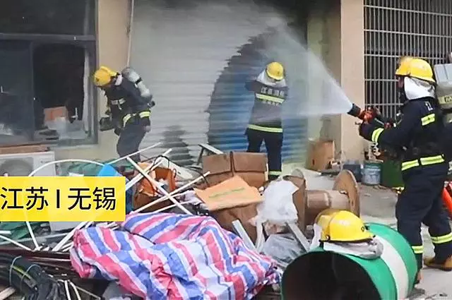 火場救出小奶狗,眼看就要沒了氣,消防員的舉動令人眼眶一熱