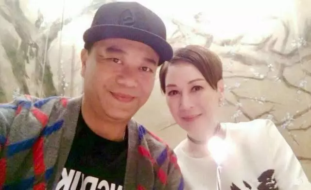 他與女友相愛21年,婚後才知老婆身價700億,入贅當上門女婿,現幸福美滿!