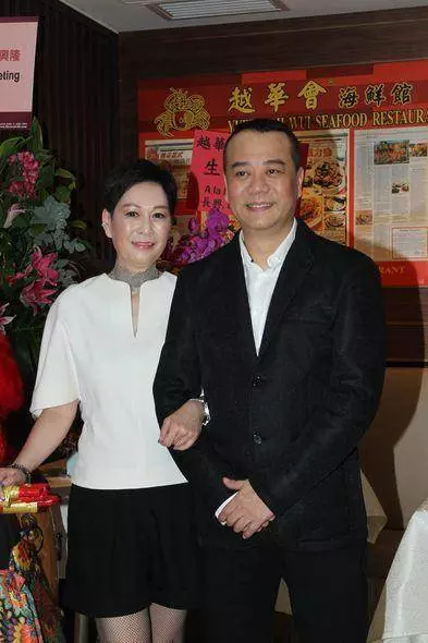 他與女友相愛21年,婚後才知老婆身價700億,入贅當上門女婿,現幸福美滿!