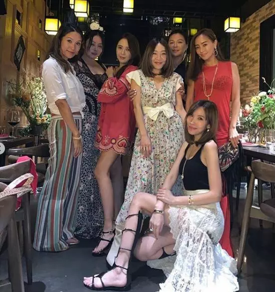 林志穎老婆參加好友生日會,與闊太名媛同框「心機」秀長腿