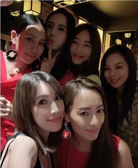 林志穎老婆參加好友生日會,與闊太名媛同框「心機」秀長腿