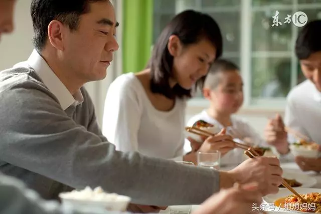 「奶奶,我想吃雞腿」「雞腿是男孩子才能吃的,女孩吃了會變粗腿」