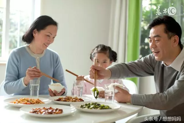 「奶奶,我想吃雞腿」「雞腿是男孩子才能吃的,女孩吃了會變粗腿」