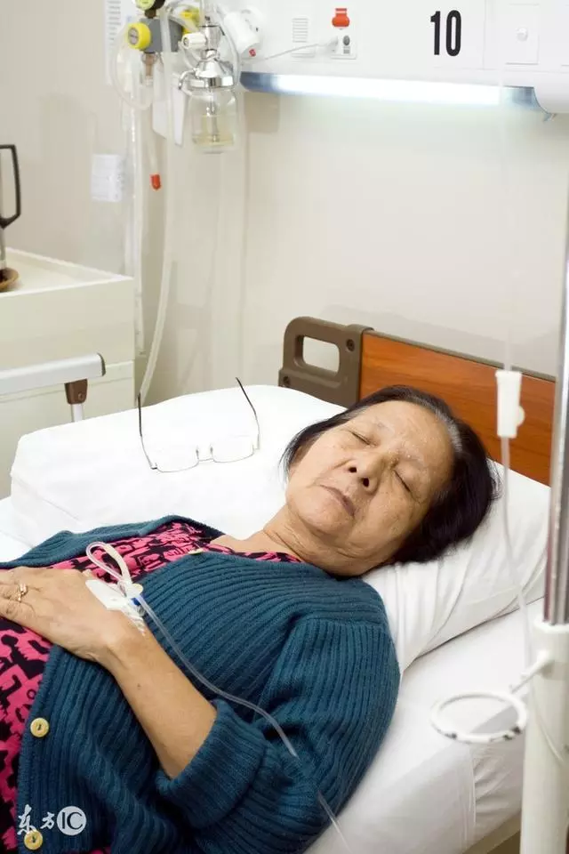 當初我媽病重,你見死不救,現在你有什麼資格讓我去照顧你媽?