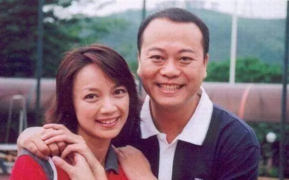 他與女友相愛21年,婚後才知老婆身價700億,入贅當上門女婿,現幸福美滿!