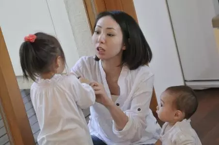 我帶著女兒再嫁,丈夫每天非要親自哄女兒睡,打開衣櫃,我嚇傻了!