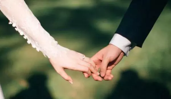 我生女兒後婆家不給我好臉色,聽到婆婆和姑子對話,我砸了娘家