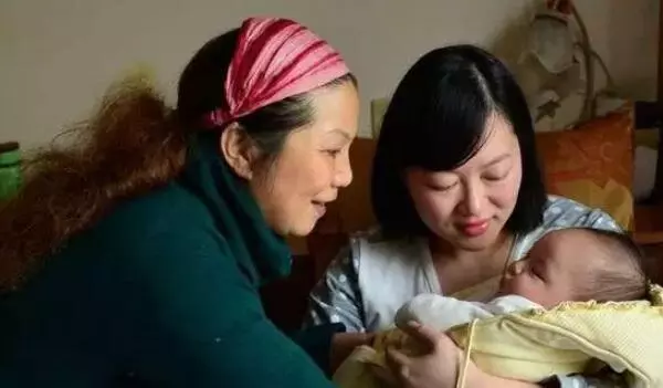 我生女兒後婆家不給我好臉色,聽到婆婆和姑子對話,我砸了娘家