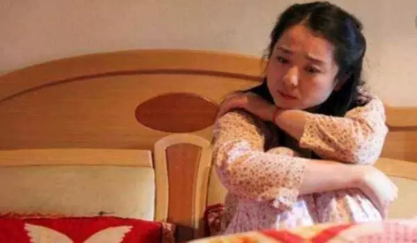 我生女兒後婆家不給我好臉色,聽到婆婆和姑子對話,我砸了娘家
