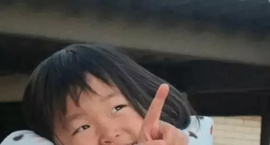 3歲女兒打碎了爸爸的手機,爸爸的做法,毀掉了女兒的一生