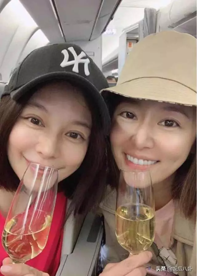 43嵗林心如合影44嵗徐若瑄,秒成蛇精臉認不出,對比照爆光,網友:素顏更好!