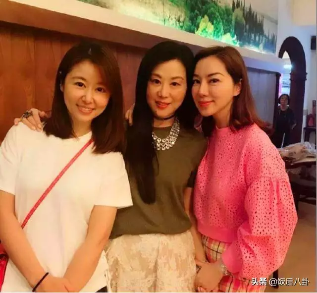 43嵗林心如合影44嵗徐若瑄,秒成蛇精臉認不出,對比照爆光,網友:素顏更好!