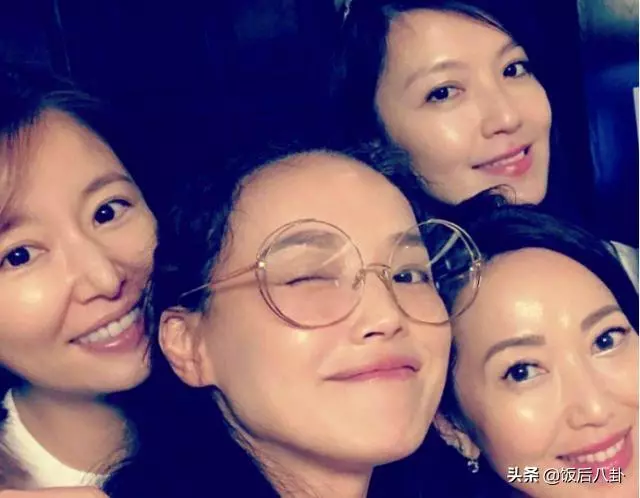 43嵗林心如合影44嵗徐若瑄,秒成蛇精臉認不出,對比照爆光,網友:素顏更好!