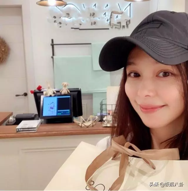 43嵗林心如合影44嵗徐若瑄,秒成蛇精臉認不出,對比照爆光,網友:素顏更好!