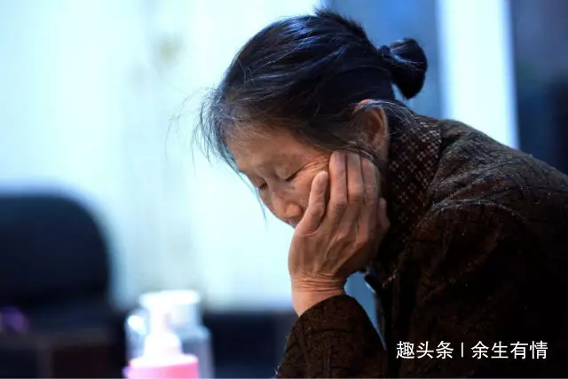 妻子和弟媳同一天生產,母親去陪產,倆孩子出生後母親扭身就走!