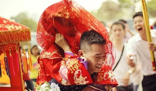 帶女兒去給婆婆過生日,吃飯時女兒搶了個雞腿,我成了眾矢之的