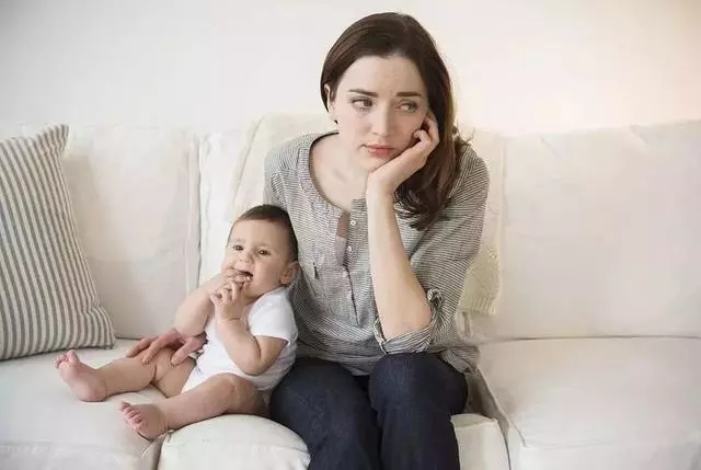帶女兒去給婆婆過生日,吃飯時女兒搶了個雞腿,我成了眾矢之的