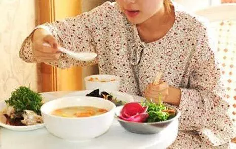 我辭職做全職太太后,在家裡的地位越來越低,只因這一點