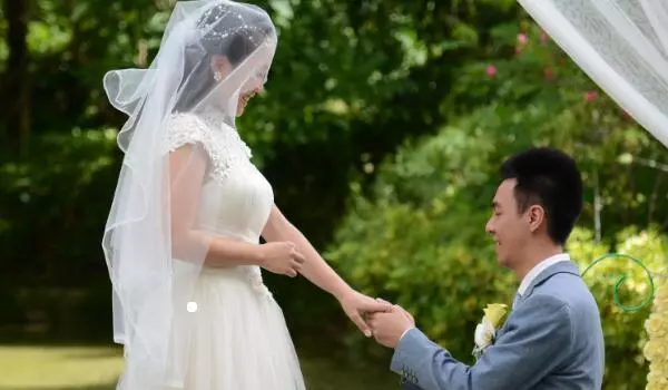 帶土特產去看遠嫁的女兒,親家母給我個袋子,回家打開後我淚目