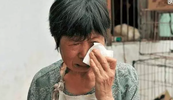 帶土特產去看遠嫁的女兒,親家母給我個袋子,回家打開後我淚目