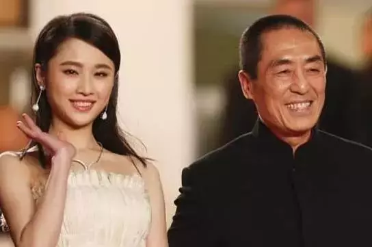 鞏俐「女兒」成張藝謀新寵,膚色白皙貌美如花,比鞏俐還要美!