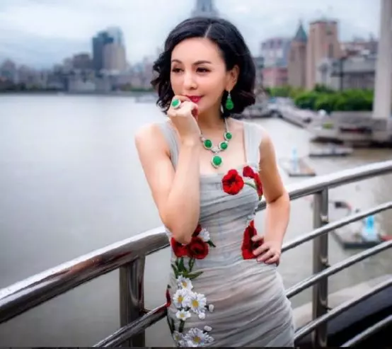 雪姨年近50容顏不老,身材勝過林志玲,網友:這才是不老女神啊!