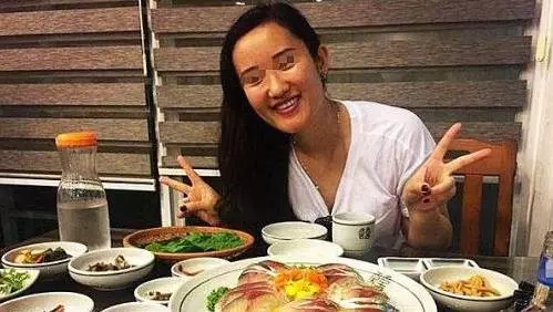 女孩相親窮小夥,臨走時打包剩菜,小夥結帳「你配不起我」,隔天卻愣住了!