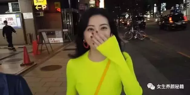 與張繼科分手後,景甜現身日本街頭遭偷拍,早秋裝扮暴露完美身材!