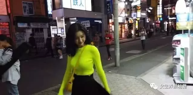 與張繼科分手後,景甜現身日本街頭遭偷拍,早秋裝扮暴露完美身材!